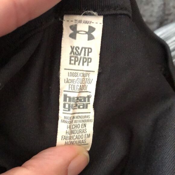 UNDER Armour v-neck  activewear t-shirt size XS - Picture 3 of 3